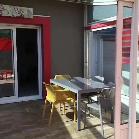 بيت للعطل Charming House With Garden In
