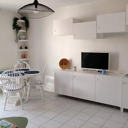 Charming House With Garden In